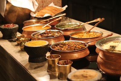 ayurvedische Ernährung mit indischem Buffet und sechs Geschmacksrichtungen